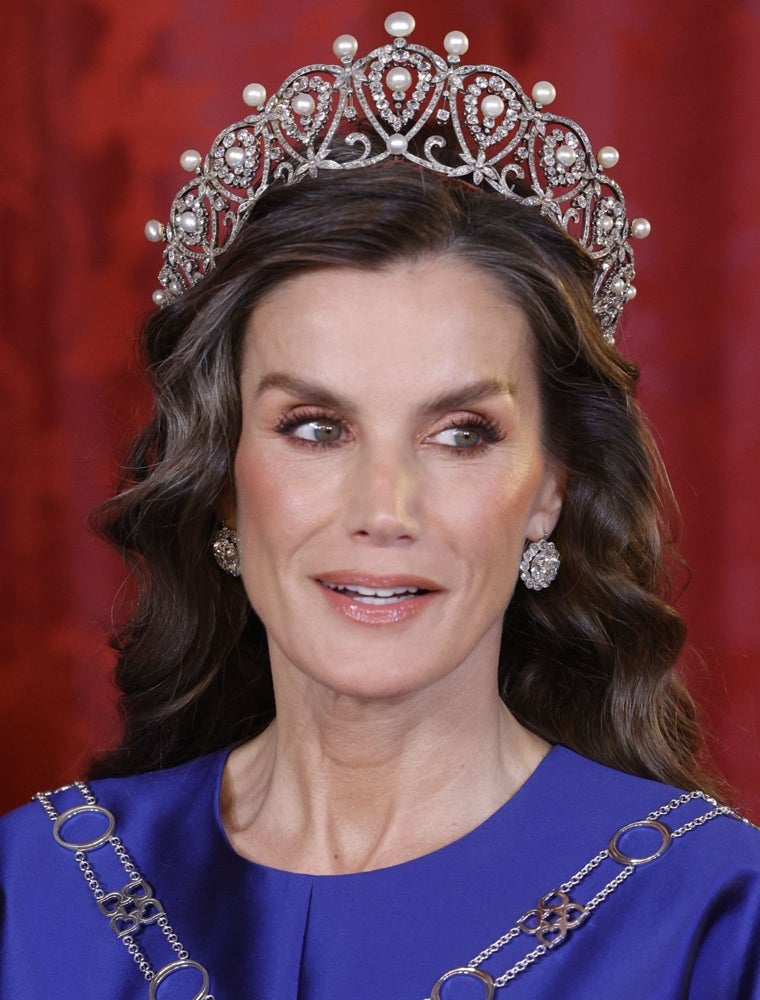 La Reina con la tiara conocida como 'la rusa' y los pendientes de la Reina Victoria Eugenia.