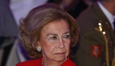 La Reina Sofía apuesta por el rojo en su reaparición tras su reencuentro con el Rey Juan Carlos