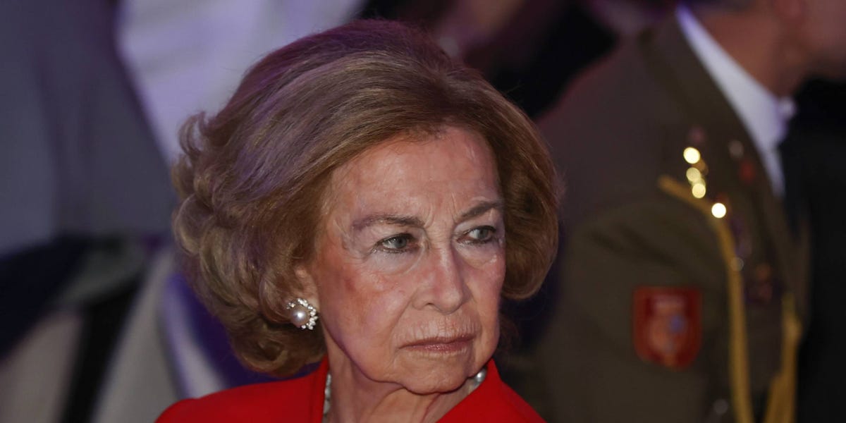 La Reina Sofía apuesta por el rojo en su reaparición tras su reencuentro con el Rey Juan Carlos