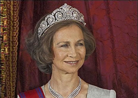 Imagen secundaria 1 - La Reina Victoria Eugenia en 1956, la Reina Sofía en 2007 y la Infanta Cristina en 2010, todas ellas con la tiara Cartier