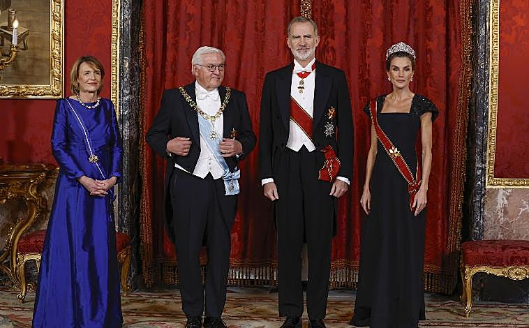 Imagen principal - Detalles del estilismo de la Reina Letizia durante la cena de gala con el presidente de Alemania