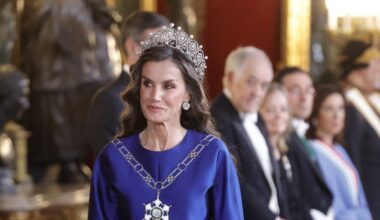 La Reina Letizia deslumbra con vestido azul cobalto, una histórica tiara y el pelo rizado en la cena en honor al sultán de Omán