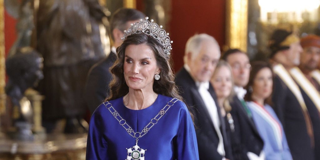 La Reina Letizia deslumbra con vestido azul cobalto, una histórica tiara y el pelo rizado en la cena en honor al sultán de Omán