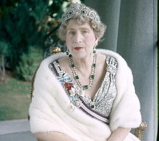 Imagen principal - La Reina Victoria Eugenia en 1956, la Reina Sofía en 2007 y la Infanta Cristina en 2010, todas ellas con la tiara Cartier