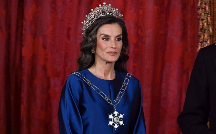 Imagen principal - Los Reyes y el Sultán de Omán en la cena de gala celebrada en el Palacio Real de Madrid.