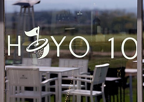 Imagen secundaria 1 - En la fotografía superior, el interior del restaurante y sus vistas. Debajo a la Izquierda, una de los ventanales y el paisaje. A la derecha, palos de golf exhibidos