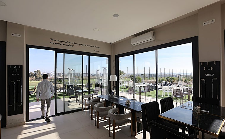 Imagen principal - En la fotografía superior, el interior del restaurante y sus vistas. Debajo a la Izquierda, una de los ventanales y el paisaje. A la derecha, palos de golf exhibidos