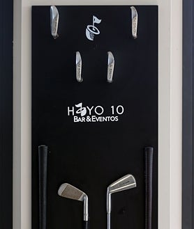 Imagen secundaria 2 - En la fotografía superior, el interior del restaurante y sus vistas. Debajo a la Izquierda, una de los ventanales y el paisaje. A la derecha, palos de golf exhibidos