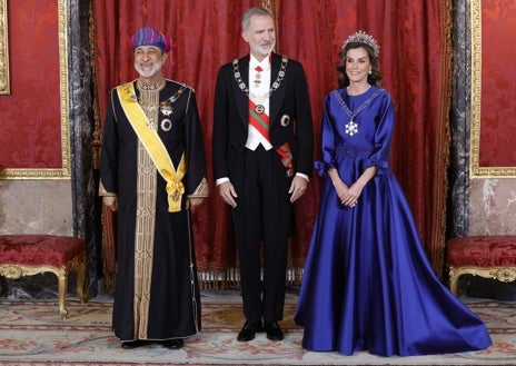 Imagen secundaria 1 - Los Reyes y el Sultán de Omán en la cena de gala celebrada en el Palacio Real de Madrid.