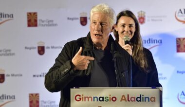 La visita de Richard Gere a La Arrixaca, en imágenes