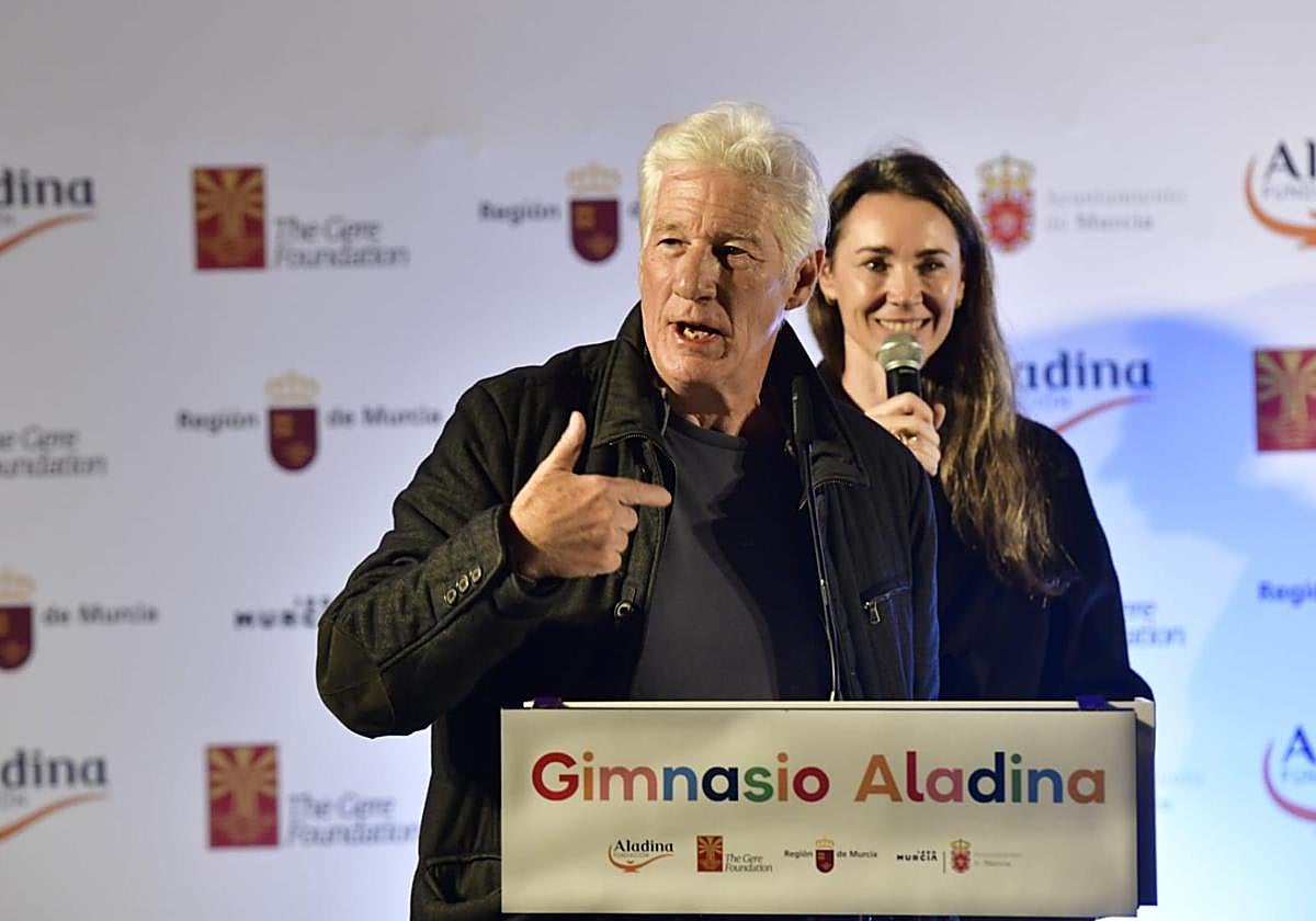 La visita de Richard Gere a La Arrixaca, en imágenes