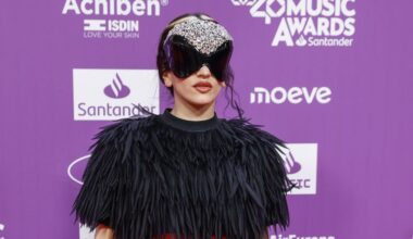 Rosalía, irreconocible en los 40 Music Awards, con una máscara cuajada de piedras