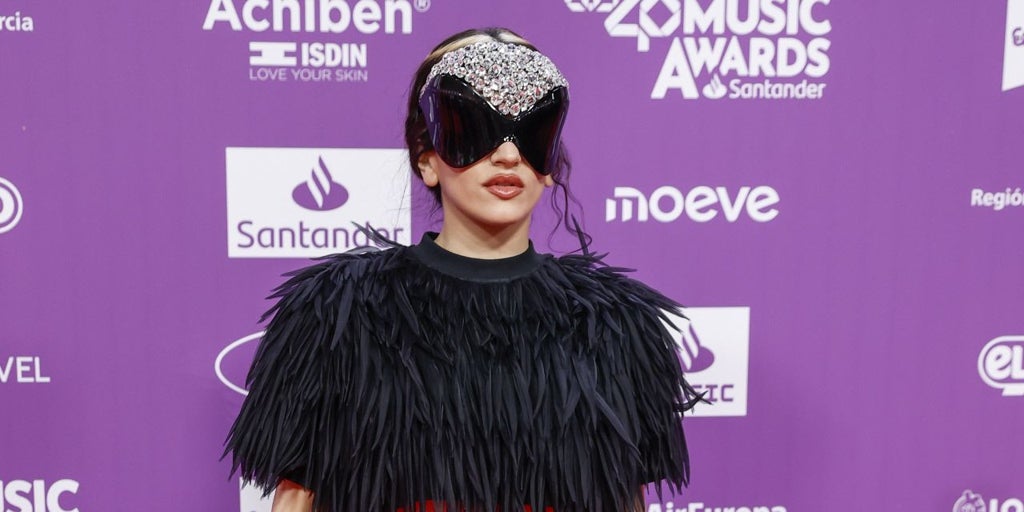 Rosalía, irreconocible en los 40 Music Awards, con una máscara cuajada de piedras