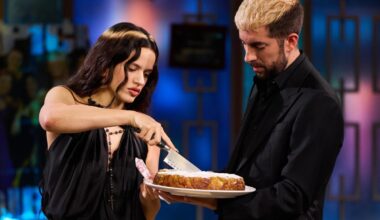 El bautismo de Rosalía en 'La Revuelta': junta de vecinos con Almodóvar, bizcochito casero y un pulso con Broncano