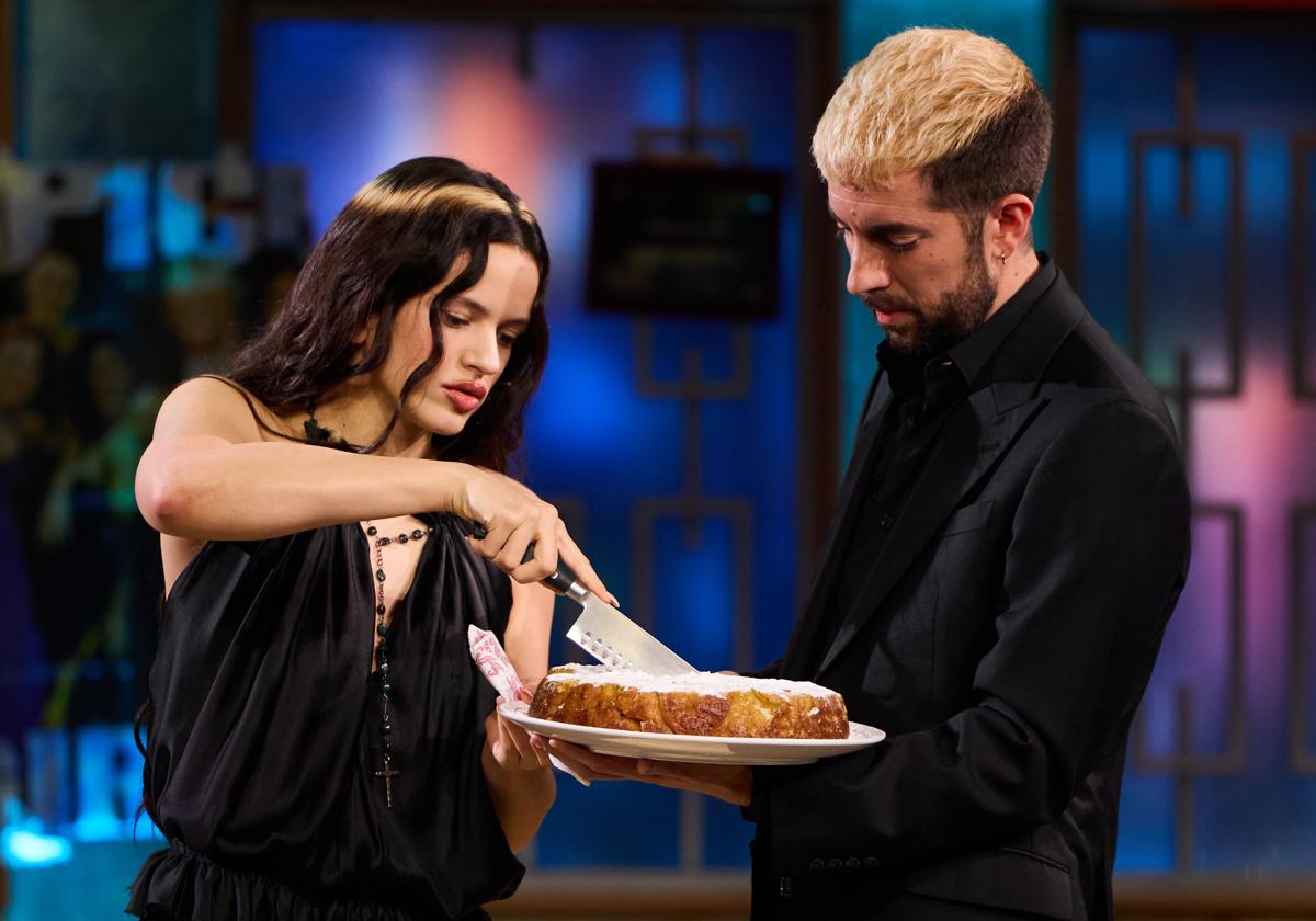 El bautismo de Rosalía en 'La Revuelta': junta de vecinos con Almodóvar, bizcochito casero y un pulso con Broncano