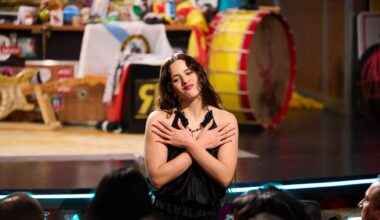 Un experto en lenguaje no verbal se da cuenta de lo que hizo Rosalía en las dos preguntas comprometidas de 'La Revuelta'