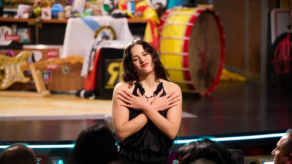 Un experto en lenguaje no verbal se da cuenta de lo que hizo Rosalía en las dos preguntas comprometidas de 'La Revuelta'