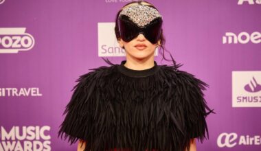 Rosalía recomuxiona la alfombra roja del Roig Arena: «Estoy muy contenta de estar aquí»