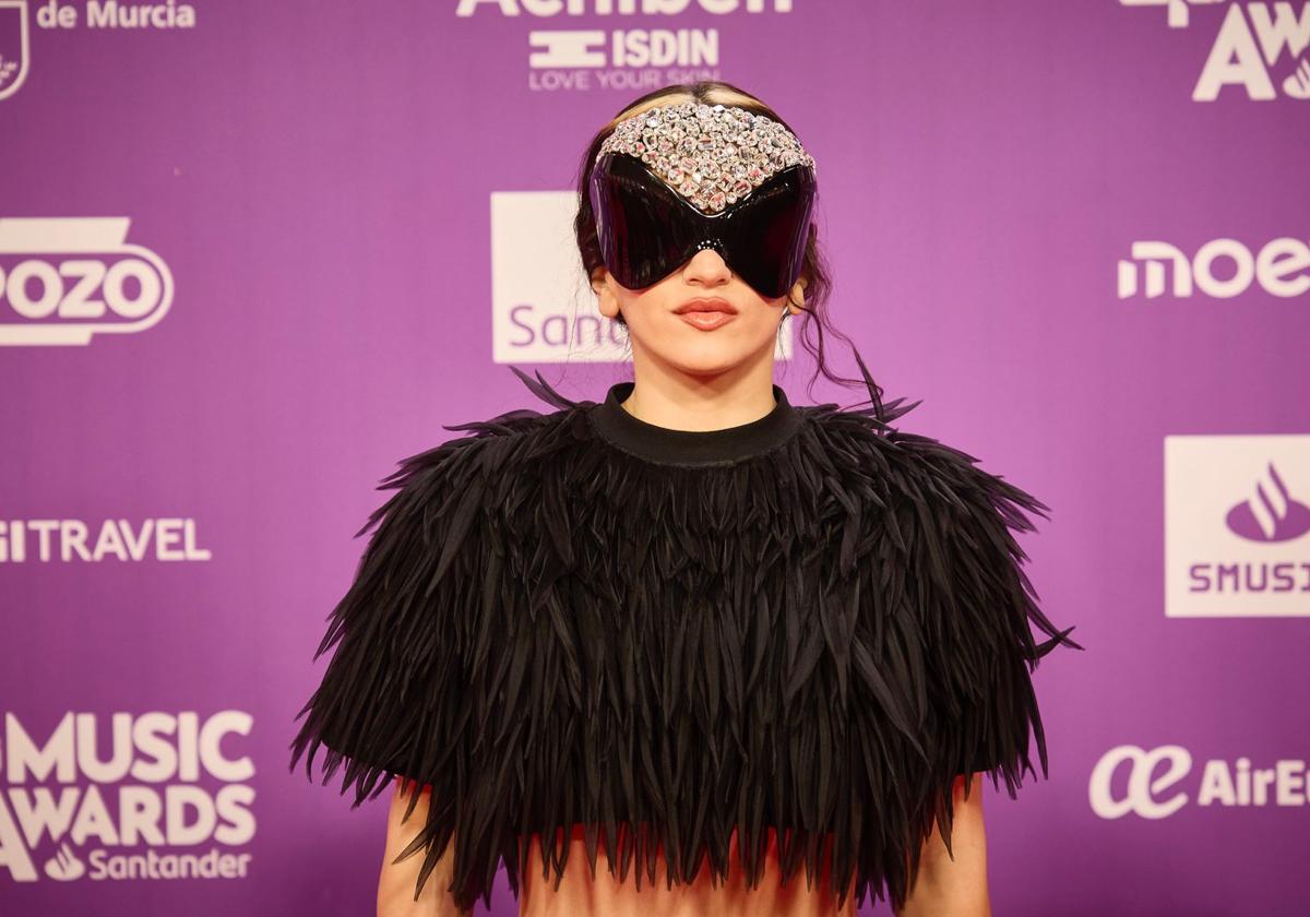 Rosalía recomuxiona la alfombra roja del Roig Arena: «Estoy muy contenta de estar aquí»
