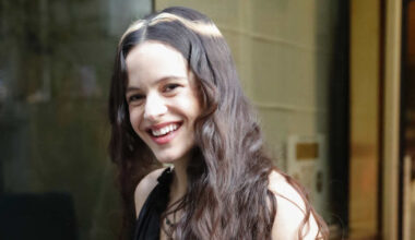 así es Loli Bahía, la modelo que la acompaña