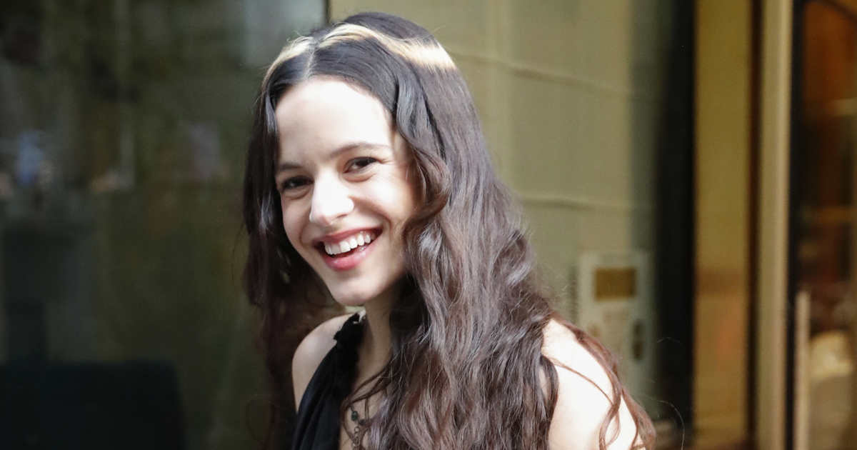 así es Loli Bahía, la modelo que la acompaña