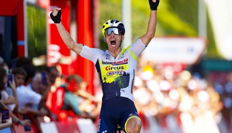 rui costa celebrando su triunfo en la vuelta a espana 2 790x454