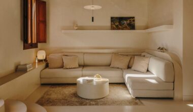 Un pequeño ático con terraza de 1890 en el Born de Barcelona donde se imponen las curvas, los colores neutros y los espacios abiertos