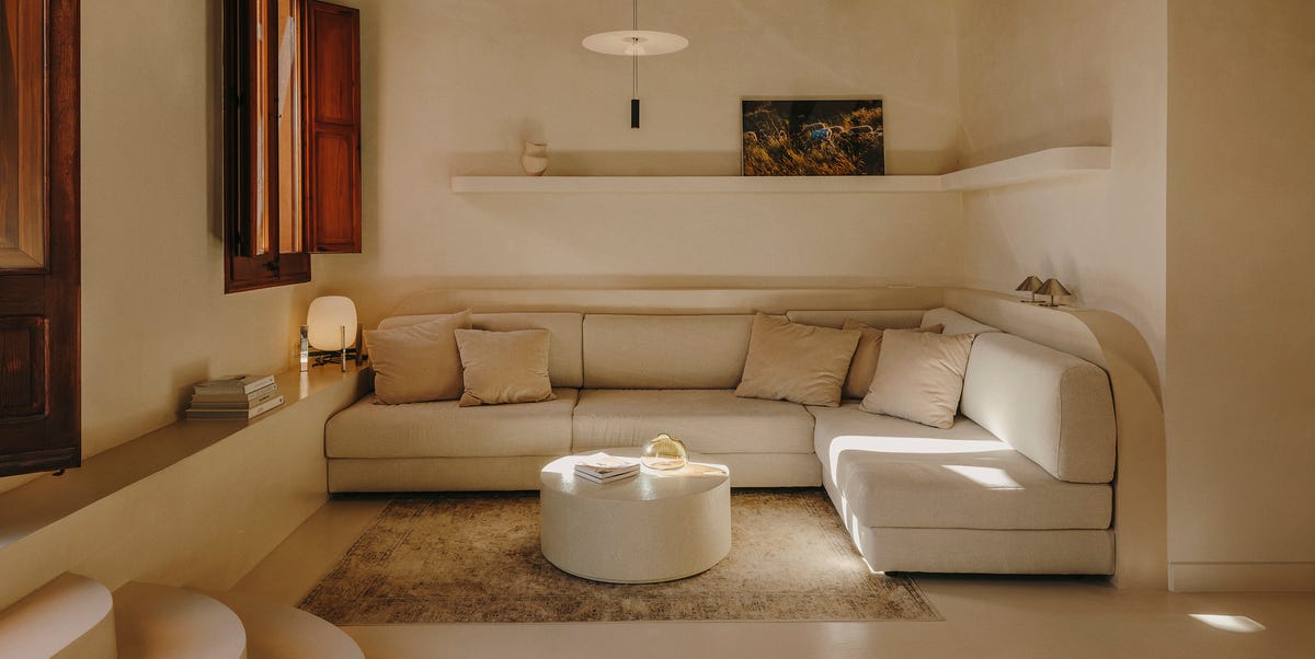 Un pequeño ático con terraza de 1890 en el Born de Barcelona donde se imponen las curvas, los colores neutros y los espacios abiertos