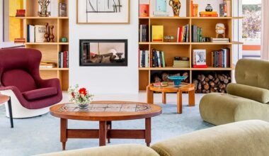 Esta casa en Aravaca, Madrid, sorprende por sus patios interiores, su interiorismo con color y muebles de diseño y su jardín de estilo silvestre