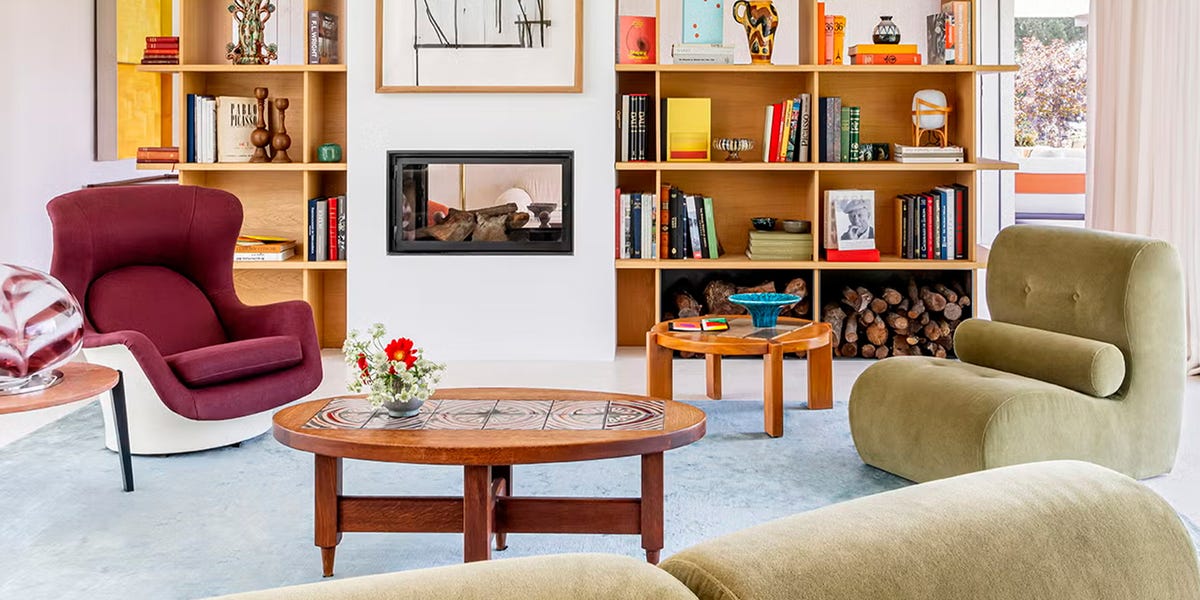 Esta casa en Aravaca, Madrid, sorprende por sus patios interiores, su interiorismo con color y muebles de diseño y su jardín de estilo silvestre