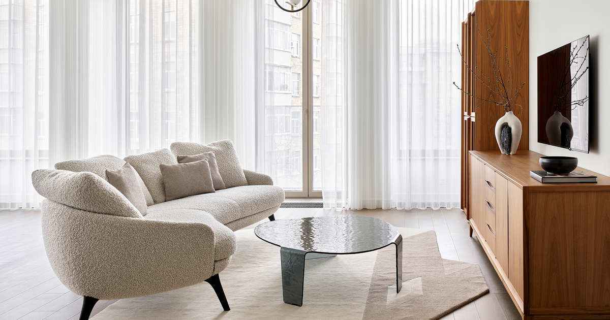 Unos antiguos abanicos chinos heredados son la inspiración para esta casa que habita una joven familia en Moscú