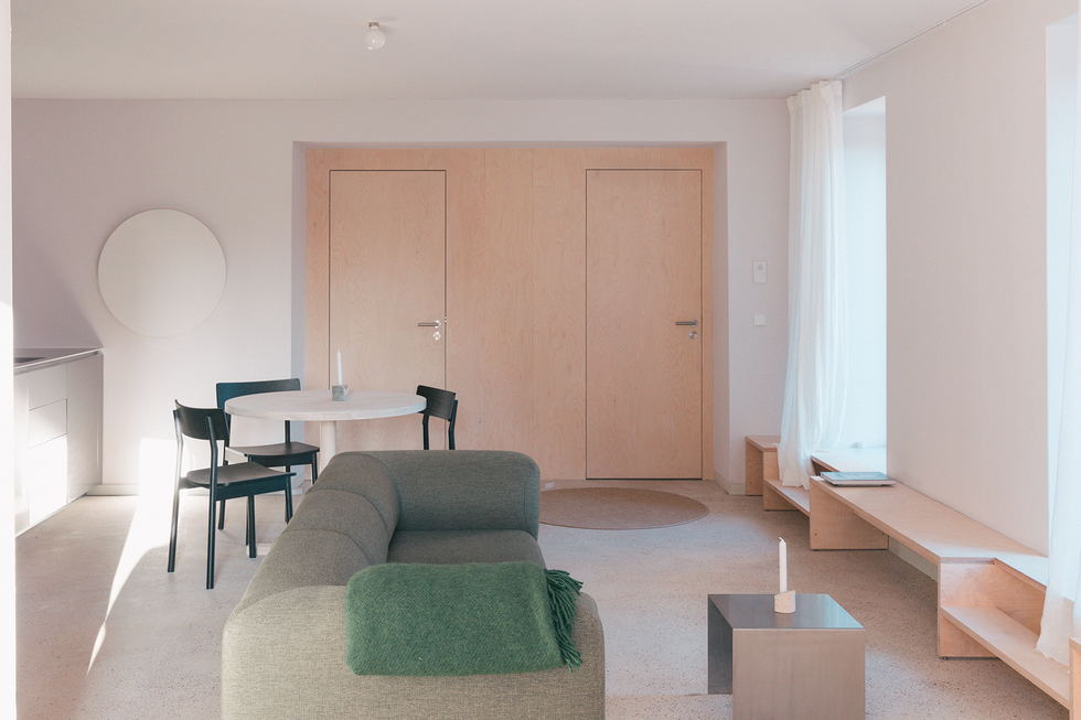 una casa historica de ladrillo reformada como apartamentos modernos vacacionales en alemania