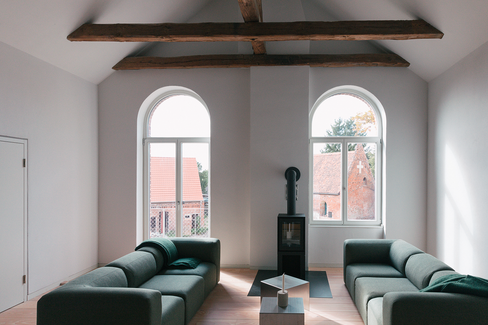 una casa historica de ladrillo reformada como apartamentos modernos vacacionales en alemania