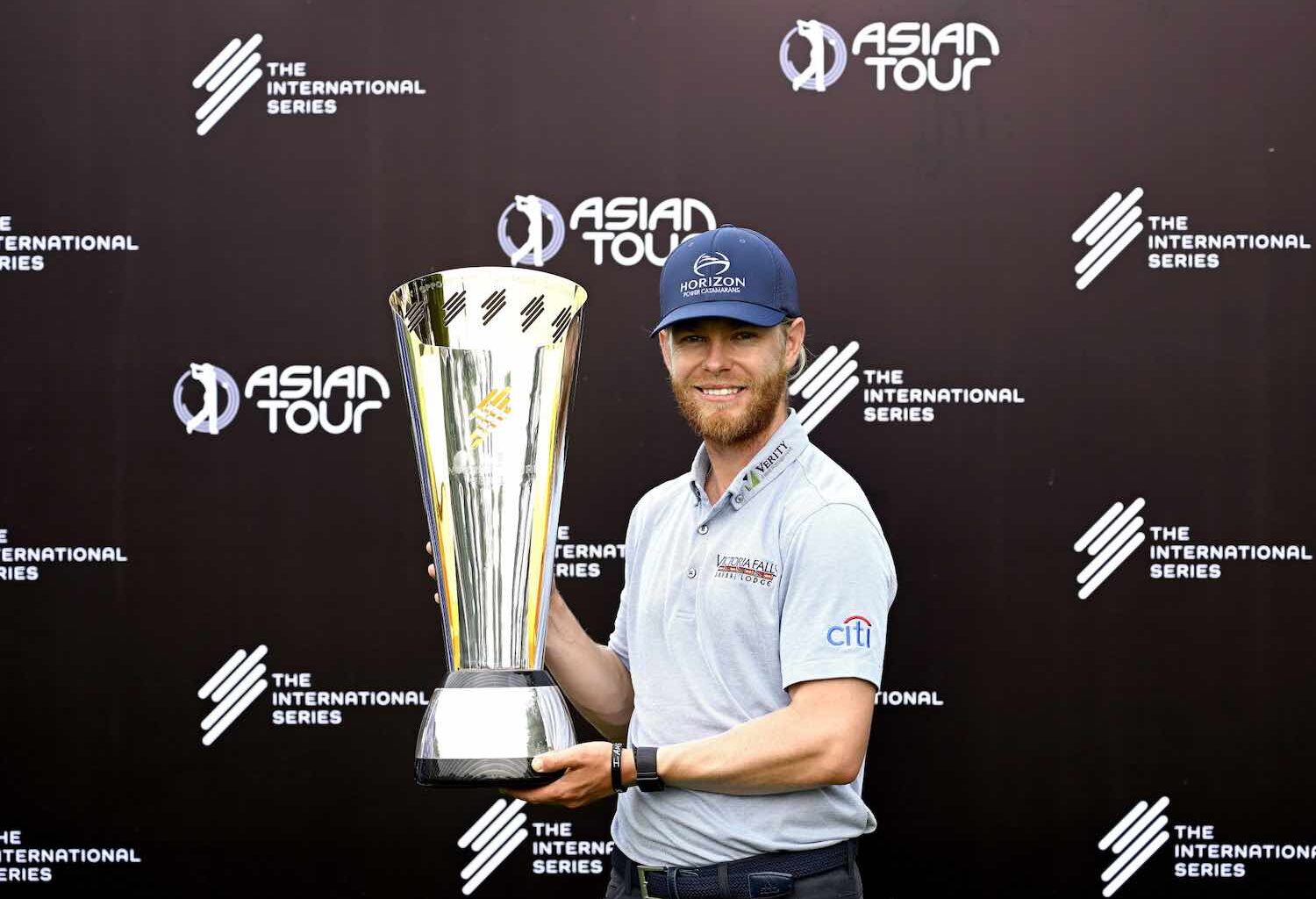 Scott Vincent posa con el trofeo de campeón en las International Series de Indonesia.