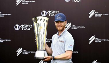 Scott Vincent posa con el trofeo de campeón en las International Series de Indonesia.