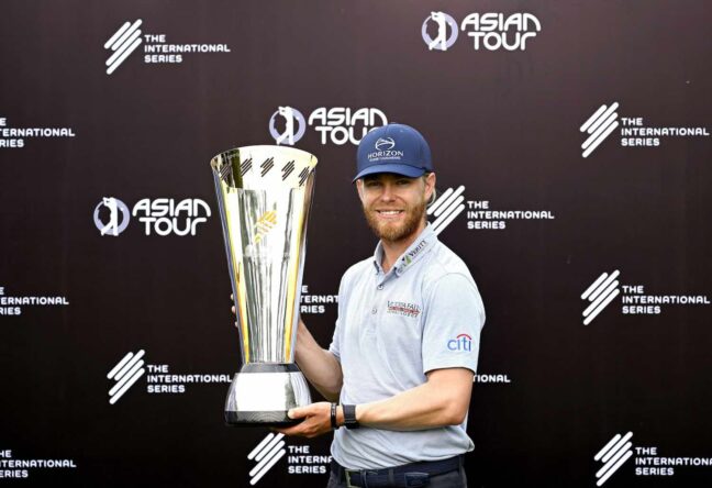 Scott Vincent posa con el trofeo de campeón en las International Series de Indonesia.