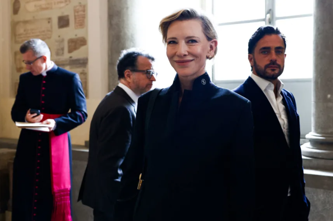 Cate Blanchett reacciona en la Galería Lapidaria del Palacio Apostólico tras reunirse con el papa León.