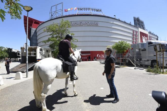 Dispositivo de seguridad en el Sánchez-Pizjuán (Foto: Kiko Hurtado).