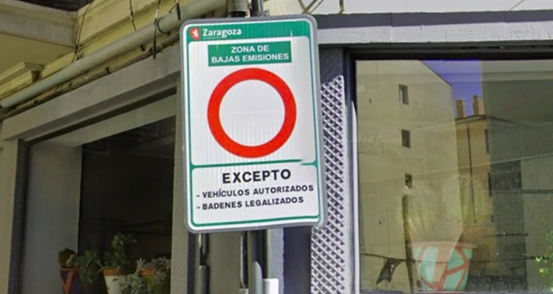 Las dos pegatinas que deberás llevar sí o sí en el coche para entrar en las Zonas de Bajas Emisiones