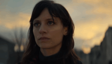 tiene 6 episodios y está protagonizada por Michelle Jenner y Raúl Arévalo