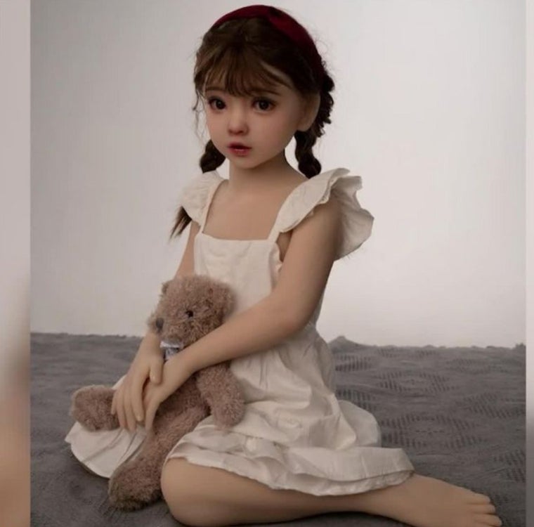 Una de las muñecas sexuales infantilizadas que vendía Shein
