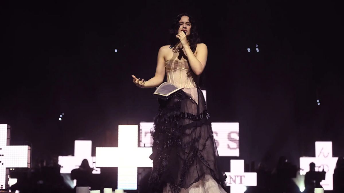 Rosalía bendice Los 40 Music Awards con una actuación divina de "Reliquia"