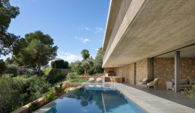 así es esta vivienda brutalista en Jávea de hormigón visto y piedra caliza