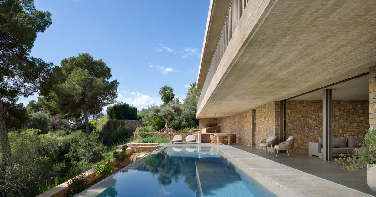 así es esta vivienda brutalista en Jávea de hormigón visto y piedra caliza