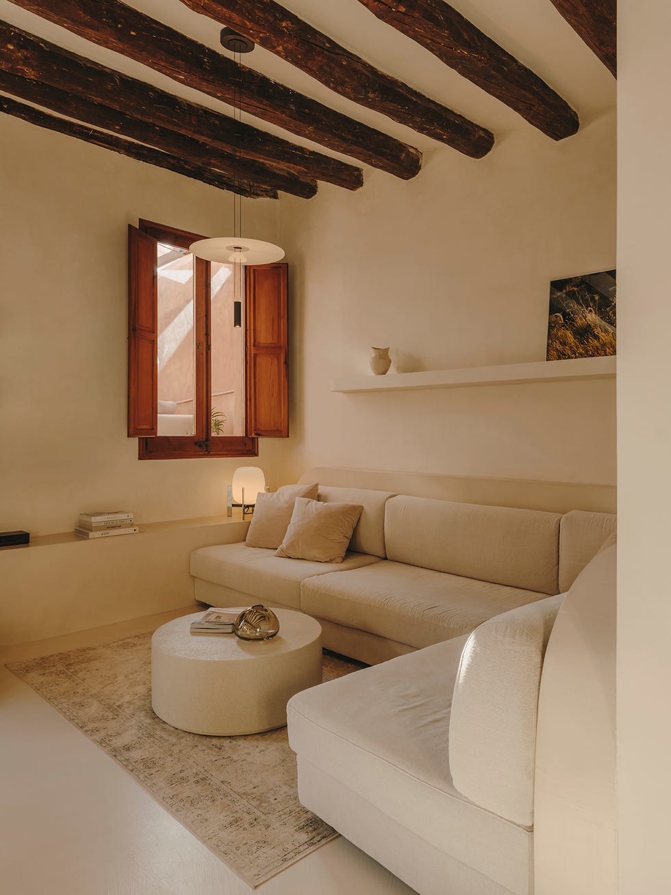 una casa con vigas y decorado en blanco en el born de barcelona una casa con vigas y decorado en blanco en el born de barcelona