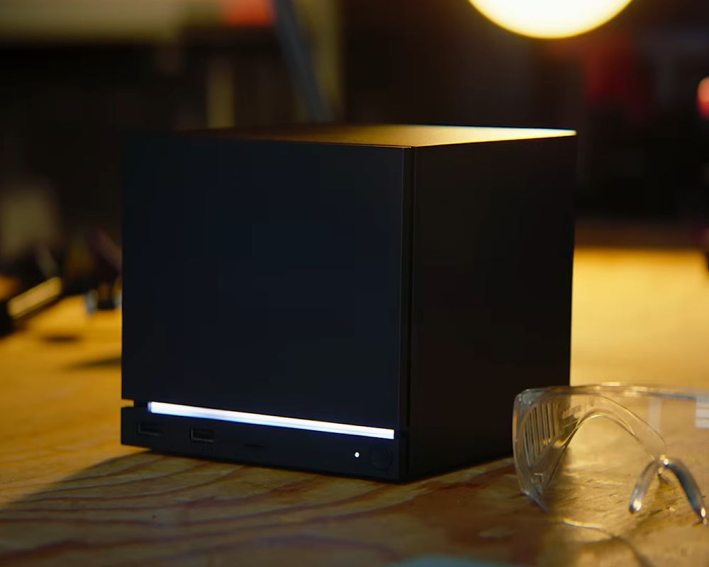 Diseño oficial de la consola Steam Machine de Valve, destacando la ranura frontal donde se acopla el panel magnético personalizable.