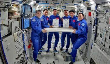 Tres astronautas chinos quedan atrapados en su estación espacial tras hallar grietas en la ventana de la nave de regreso