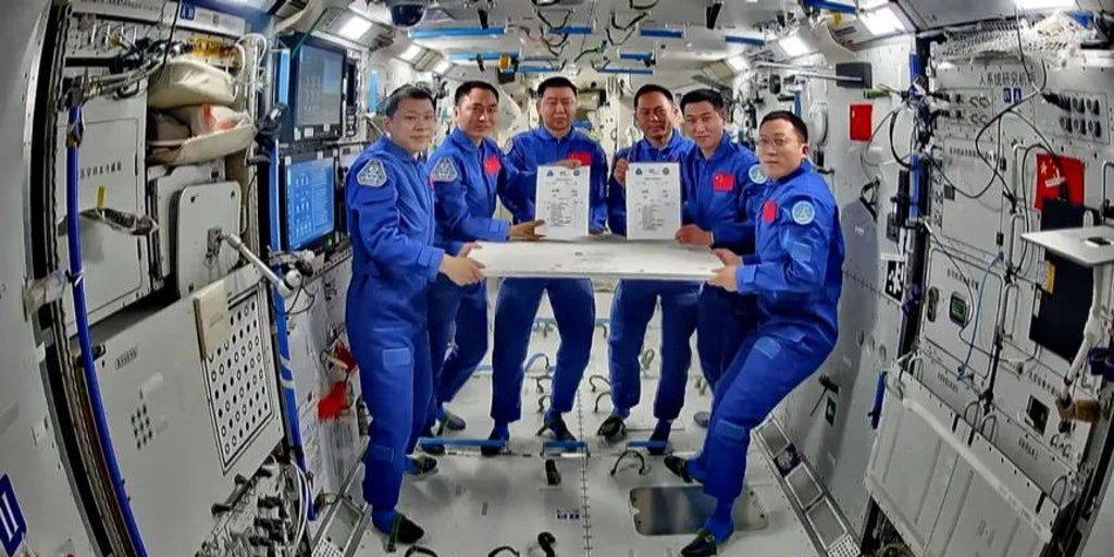 Tres astronautas chinos quedan atrapados en su estación espacial tras hallar grietas en la ventana de la nave de regreso