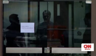 Bolsonaro fue visto en las instalaciones de la Policía Federal un día después de su detención