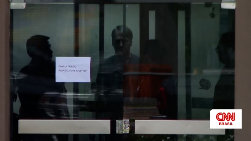 Bolsonaro fue visto en las instalaciones de la Policía Federal un día después de su detención